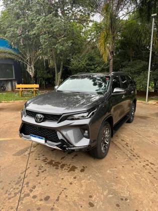 TOYOTA HILUX SW4 2.8 D-4D TURBO DIESEL SRX PLATINUM 7L 4X4 AUTOMÁTICO